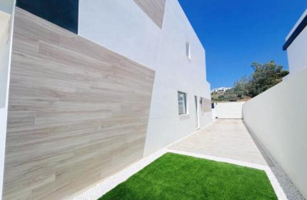 4 quarto Moradia Geminada para arrendar em Estepona com piscina garagem - 4 500 € (Ref: 9547402)