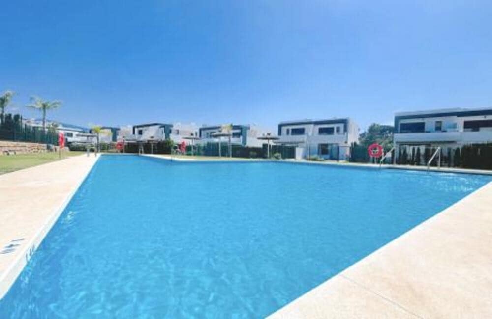 4 quarto Moradia Geminada para arrendar em Estepona com piscina garagem - 4 500 € (Ref: 9547402)