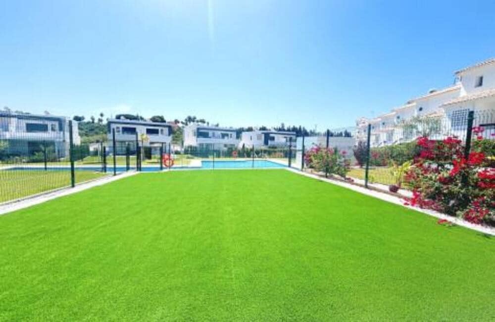 4 quarto Moradia Geminada para arrendar em Estepona com piscina garagem - 4 500 € (Ref: 9547402)