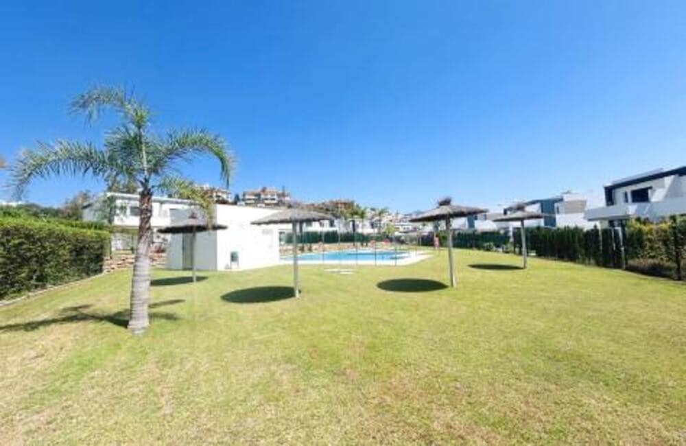4 quarto Moradia Geminada para arrendar em Estepona com piscina garagem - 4 500 € (Ref: 9547402)