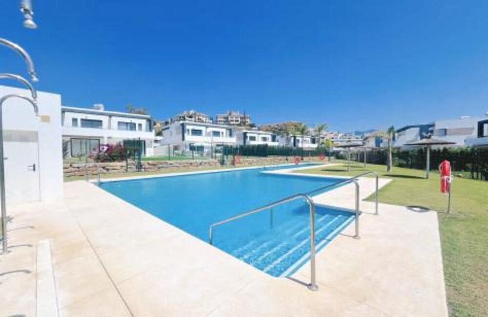 4 quarto Moradia Geminada para arrendar em Estepona com piscina garagem - 4 500 € (Ref: 9547402)