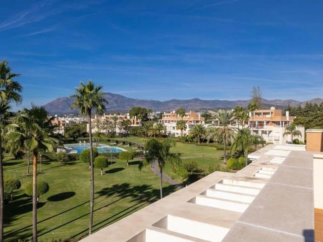 4 chambre Penthouse à vendre à Sotoserena, Estepona avec piscine - 690 000 € (Ref: 9547403)