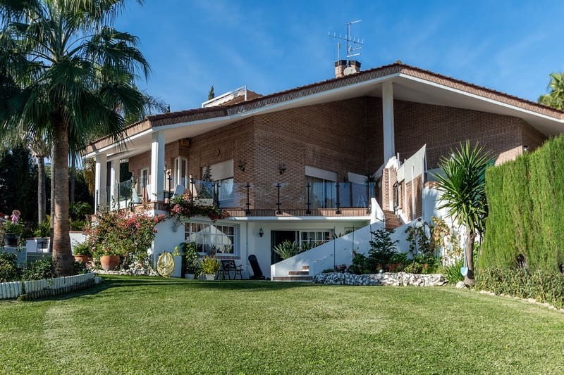 8 bedroom Villa for rent in Benahavis with pool garage - € 18,000 (Ref: 9550422)