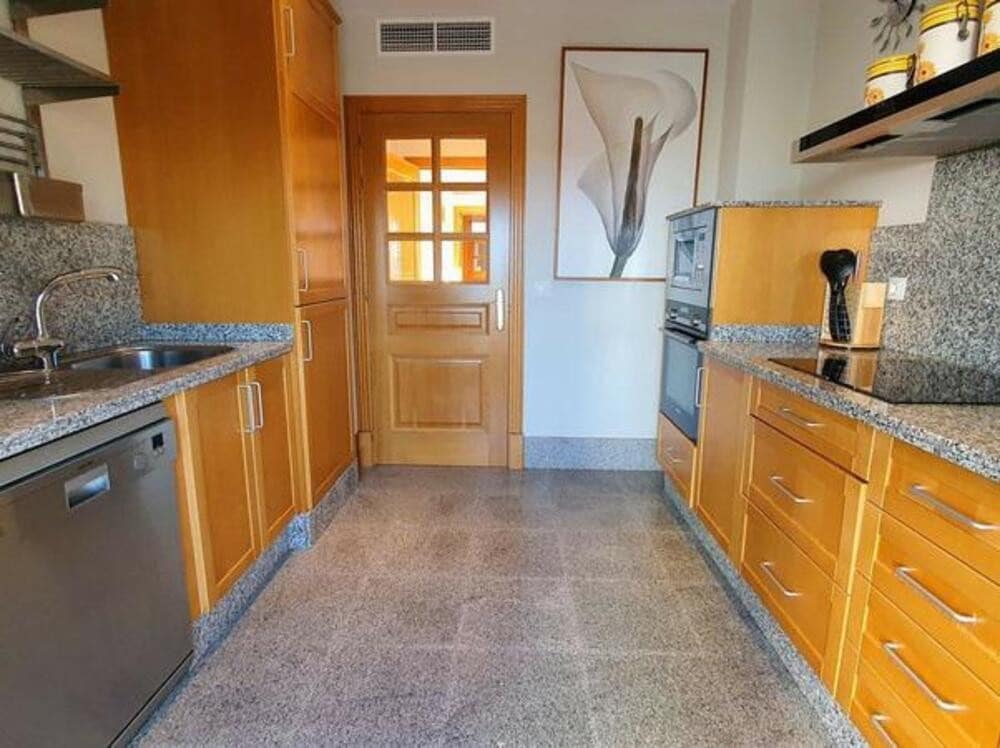 3 soverom Leilighet til leie i Marbella med svømmebasseng garasje - € 2 900 (Ref: 9554393)