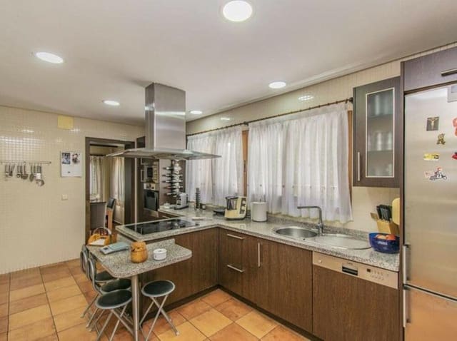 5 quarto Moradia para venda em Nagüeles Alto, Marbella com piscina garagem - 1 995 000 € (Ref: 9554396)