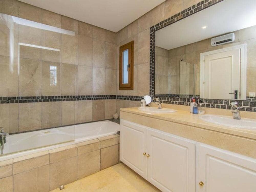 5 quarto Moradia para venda em Marbella com piscina garagem - 1 995 000 € (Ref: 9554396)