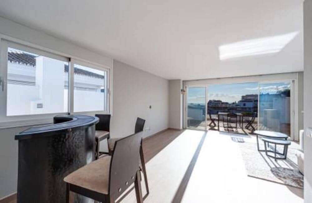 3 makuuhuone Kattohuoneisto vuokrattavana paikassa Marbella mukana uima-altaan 
autotalli - 3 500 € (Ref: 9560696)