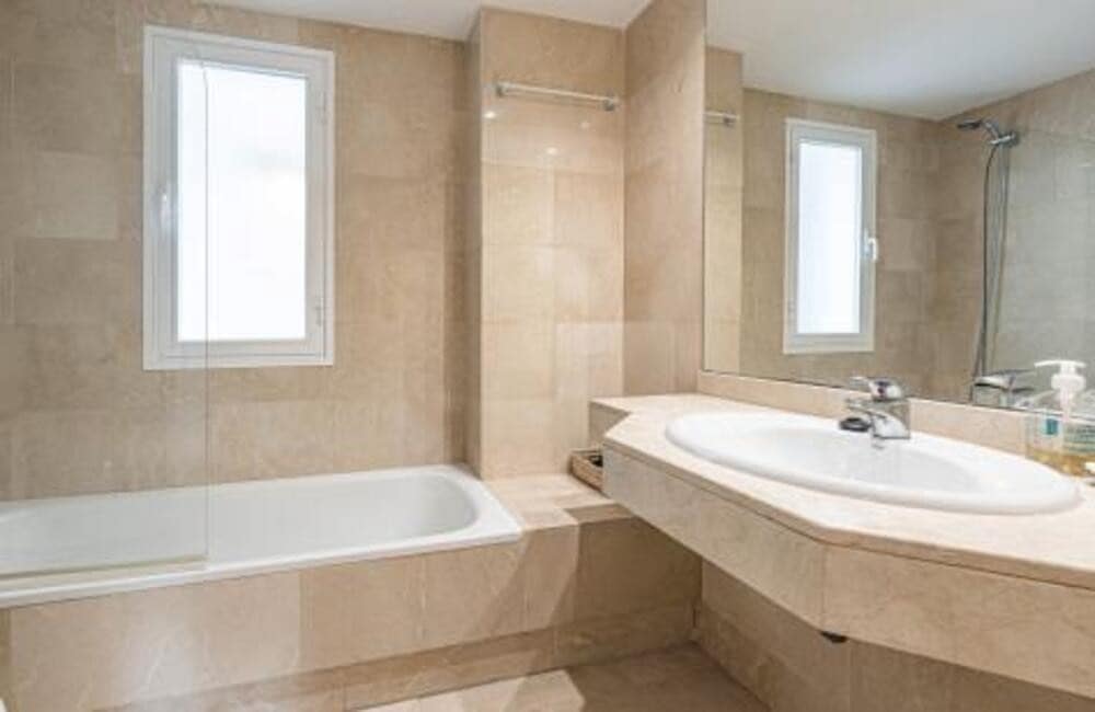 3 makuuhuone Kattohuoneisto vuokrattavana paikassa Marbella mukana uima-altaan 
autotalli - 3 500 € (Ref: 9560696)