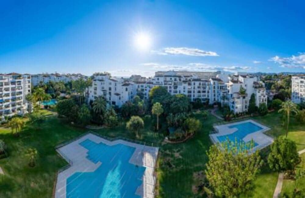 3 makuuhuone Kattohuoneisto vuokrattavana paikassa Marbella mukana uima-altaan 
autotalli - 3 500 € (Ref: 9560696)