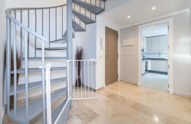 3 Zimmer Ferienpenthouse in Puerto Banus, Marbella mit Pool Garage - 2.100 € (Ref: 9560697)