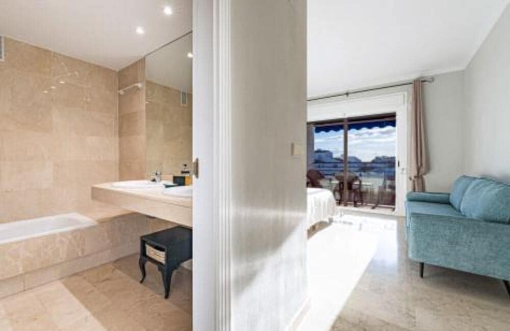 3 bedroom Penthouse for holiday rental in Marbella with pool garage - € 2,100 (Ref: 9560697)