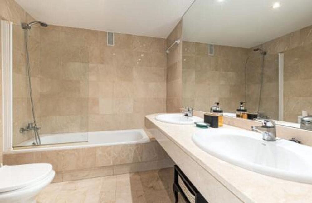 3 bedroom Penthouse for holiday rental in Marbella with pool garage - € 2,100 (Ref: 9560697)