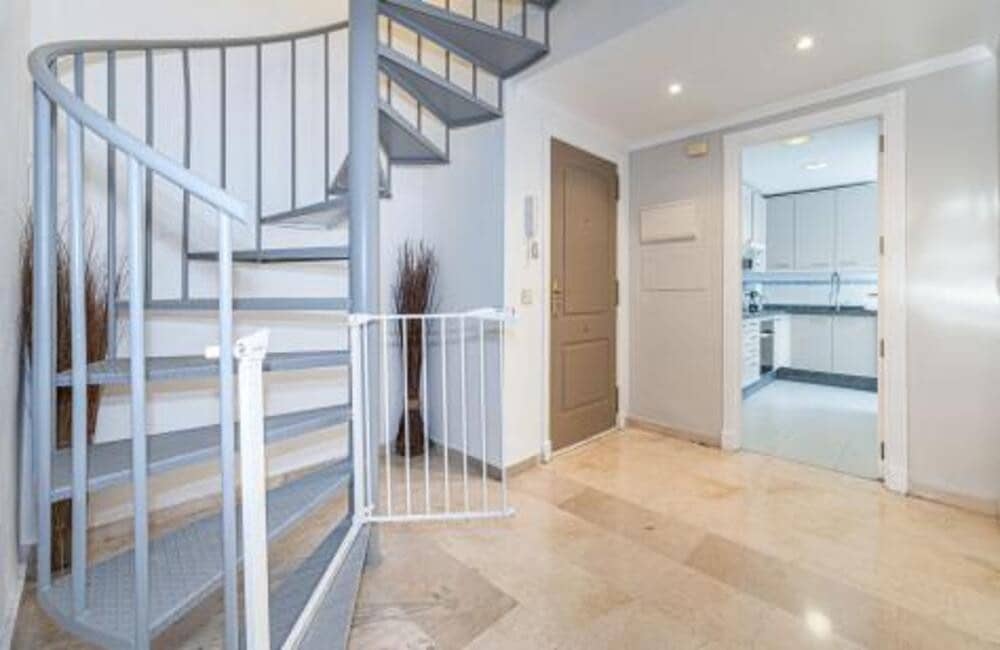 3 bedroom Penthouse for holiday rental in Marbella with pool garage - € 2,100 (Ref: 9560697)