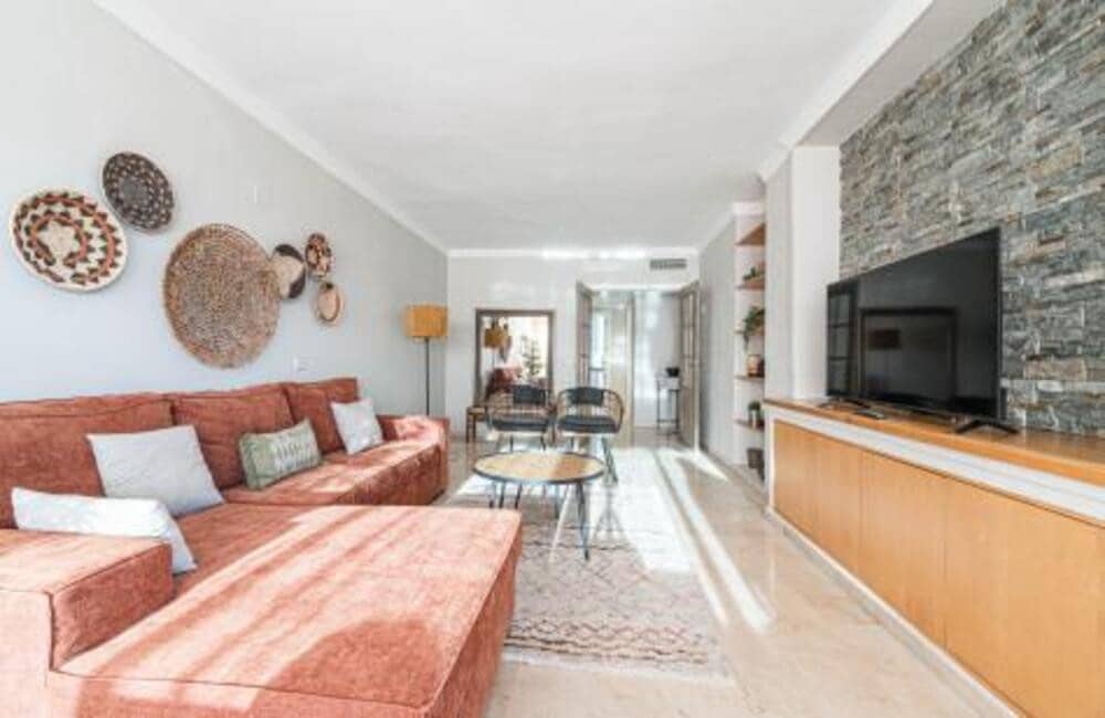 3 bedroom Penthouse for holiday rental in Marbella with pool garage - € 2,100 (Ref: 9560697)
