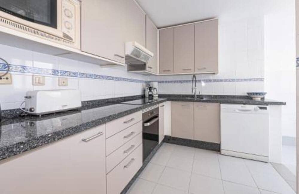 3 bedroom Penthouse for holiday rental in Marbella with pool garage - € 2,100 (Ref: 9560697)