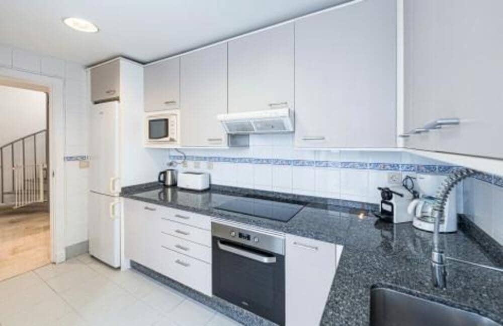 3 bedroom Penthouse for holiday rental in Marbella with pool garage - € 2,100 (Ref: 9560697)