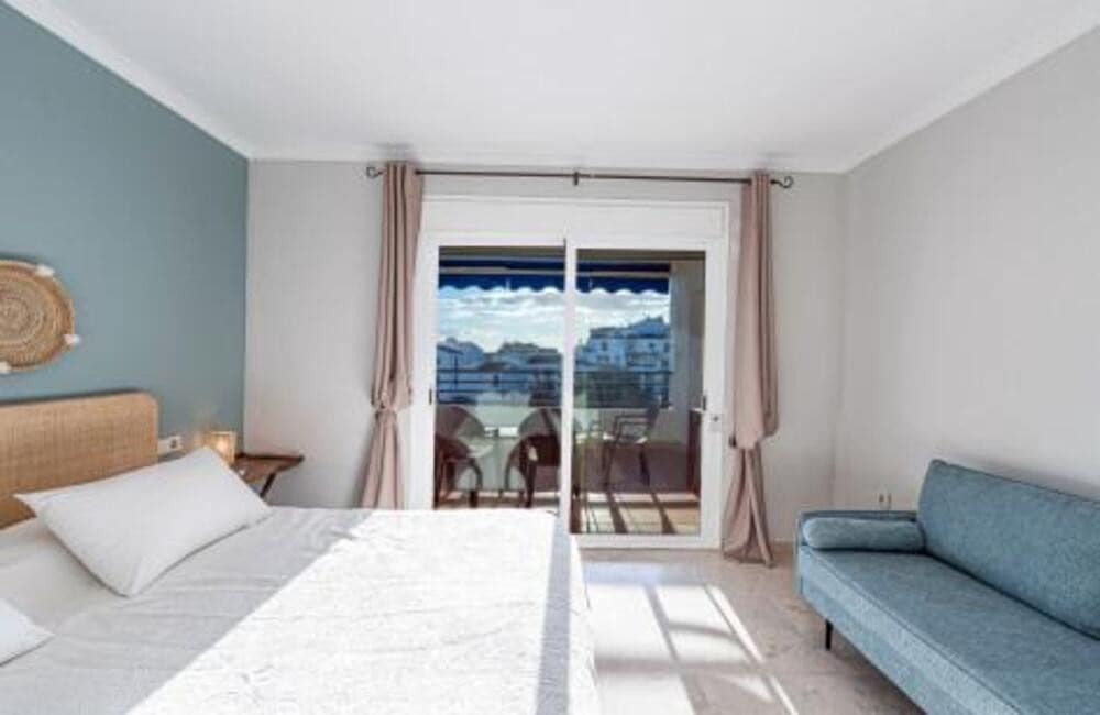 3 bedroom Penthouse for holiday rental in Marbella with pool garage - € 2,100 (Ref: 9560697)
