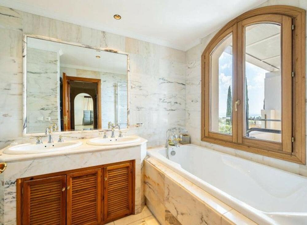 4 sypialnia Willa do wynajęcia w Marbella z basenem garażem - 14 000 € (Ref: 9560698)