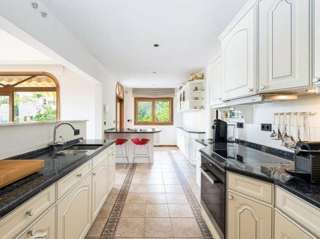 4 bedroom Villa for rent in Lomas De Marbella, Marbella with pool garage - € 14,000 (Ref: 9560698)