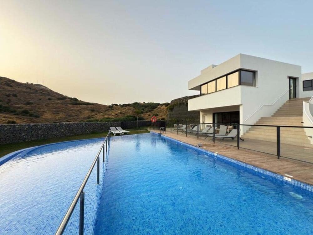 4 bedroom Semi-detached Villa for rent in Riviera del Sol with pool garage - € 4,000 (Ref: 9560699)