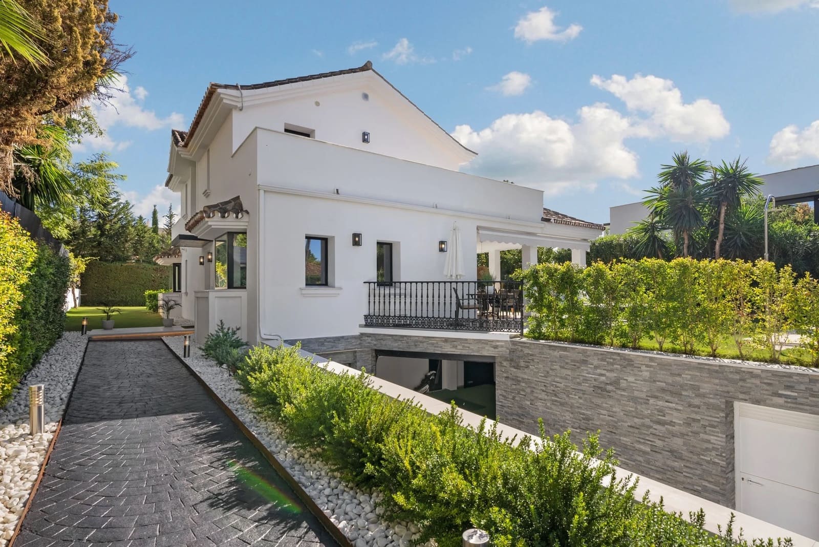 4 bedroom Villa for sale in Nueva Andalucia with pool garage - € 2,650,000 (Ref: 9564166)