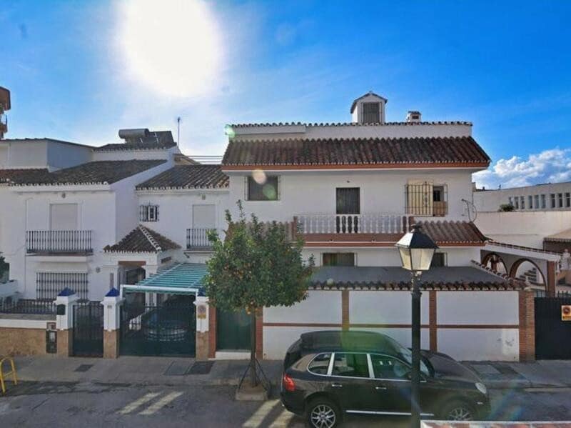 4 sypialnia Willa na sprzedaż w Fuengirola z garażem - 499 900 € (Ref: 9567878)