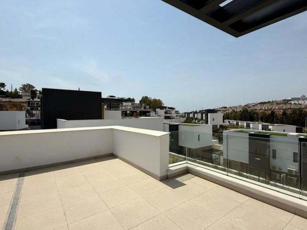 3 bedroom Semi-detached Villa for rent in El Paraiso with pool garage - € 7,000 (Ref: 9567883)