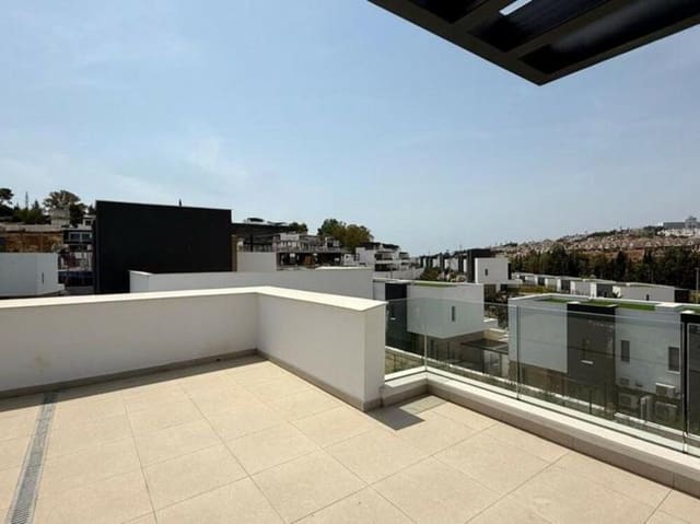 3 bedroom Semi-detached Villa for rent in El Paraiso, Estepona with pool garage - € 7,000 (Ref: 9567883)