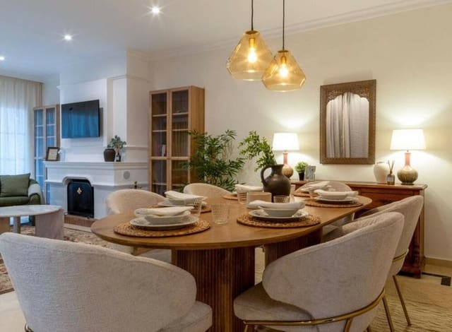 2 soverom Leilighet til leie i Nueva Andalucía Centro, Marbella med svømmebasseng garasje - € 2 800 (Ref: 9567884)