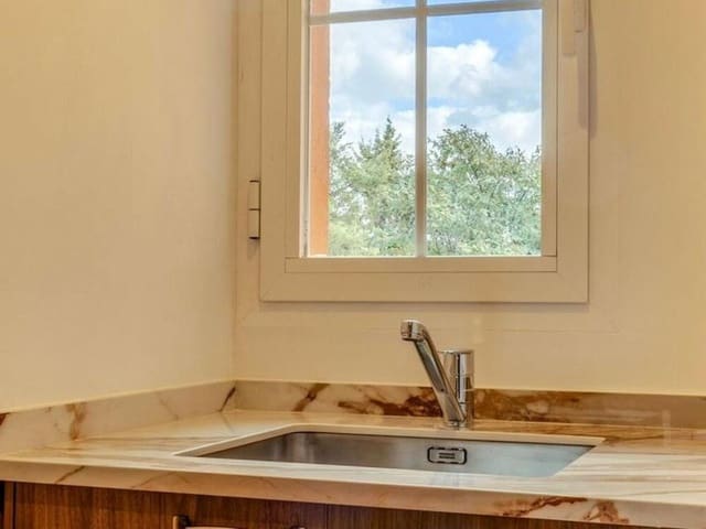 2 soverom Leilighet til leie i Nueva Andalucía Centro, Marbella med svømmebasseng garasje - € 2 800 (Ref: 9567884)