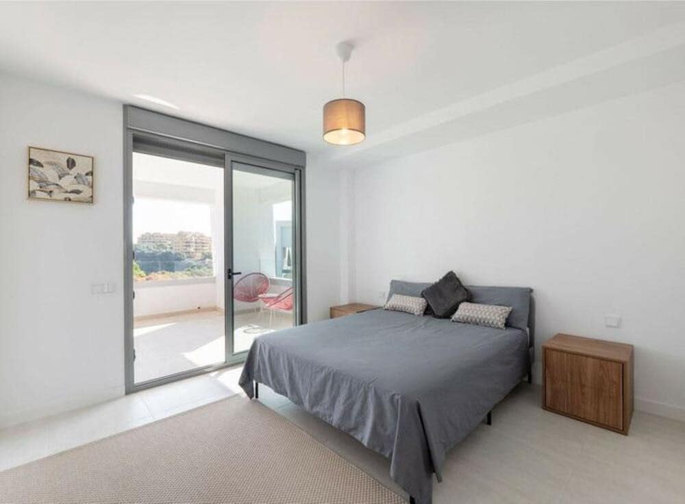 Appartement de 2 chambres à louer à Estepona avec piscine garage - 2 700 € (Ref: 9570356)