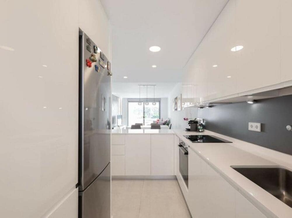 Appartement de 2 chambres à louer à Estepona avec piscine garage - 2 700 € (Ref: 9570356)