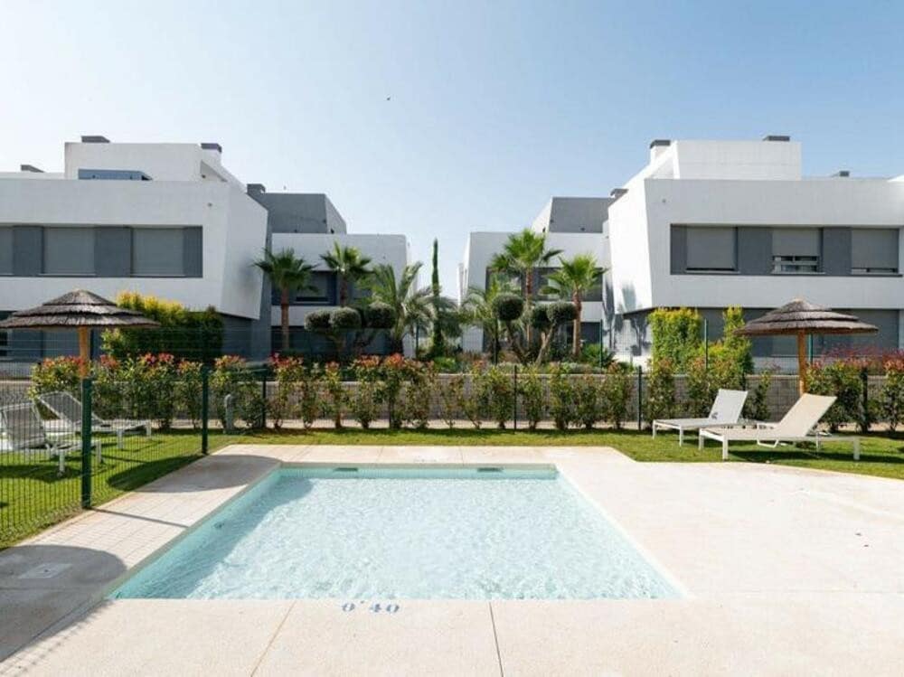 Appartement de 2 chambres à louer à Estepona avec piscine garage - 2 700 € (Ref: 9570356)
