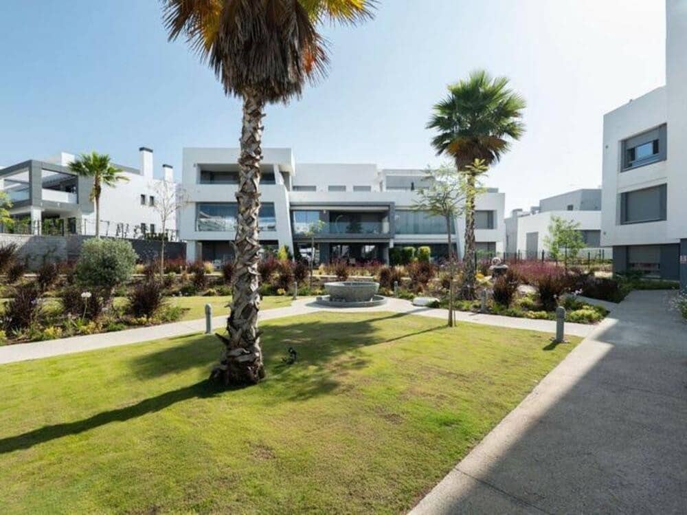 Appartement de 2 chambres à louer à Estepona avec piscine garage - 2 700 € (Ref: 9570356)