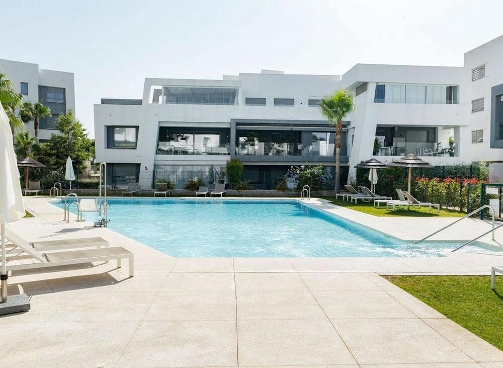 Appartement de 2 chambres à louer à Estepona avec piscine garage - 2 700 € (Ref: 9570356)