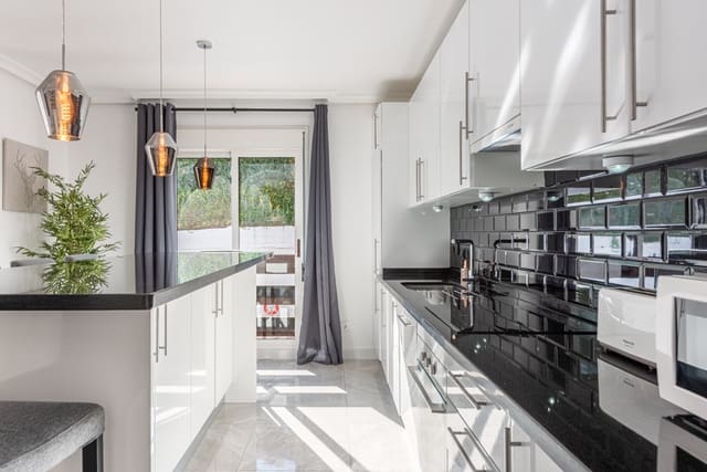 3 soveværelse Lejlighed til salg i Nueva Andalucía Centro, Marbella med swimmingpool garage - € 675.000 (Ref: 9570359)