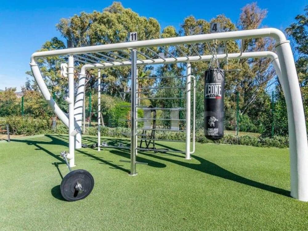 2 sovrum Lägenhet att hyra i Estepona med pool garage - 2 900 € (Ref: 9573687)