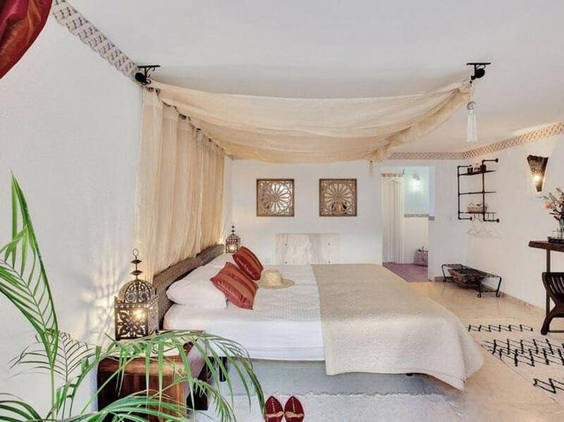 6 bedroom Villa for rent in Marbella with pool garage - € 7,500 (Ref: 9581382)