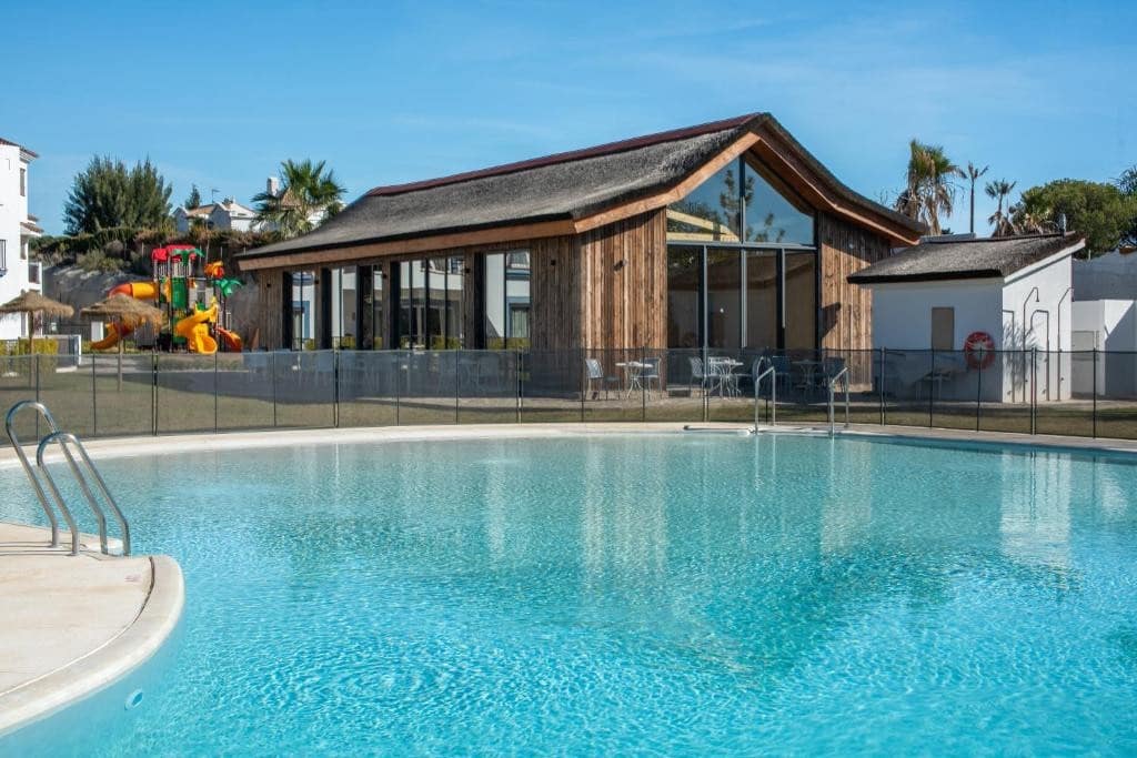 3 quarto Apartamento para arrendar em Benahavis com piscina garagem - 3 500 € (Ref: 9581383)