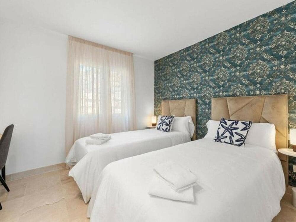 3 quarto Apartamento para arrendar em Benahavis com piscina garagem - 3 500 € (Ref: 9581383)