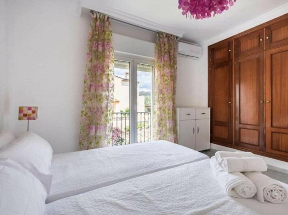 4 slaapkamer Villa te huur in Marbella met zwembad garage - € 3.200 (Ref: 9585246)