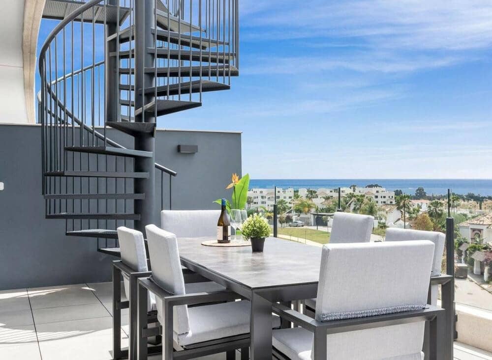 3 makuuhuone Kattohuoneisto vuokrattavana paikassa Estepona mukana uima-altaan 
autotalli - 2 800 € (Ref: 9590585)