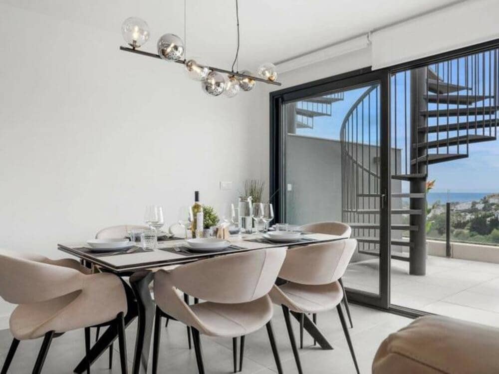 3 makuuhuone Kattohuoneisto vuokrattavana paikassa Estepona mukana uima-altaan 
autotalli - 2 800 € (Ref: 9590585)