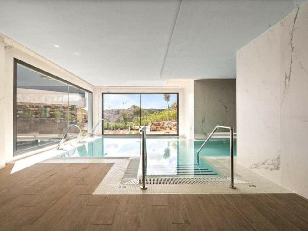 3 makuuhuone Kattohuoneisto vuokrattavana paikassa Estepona mukana uima-altaan 
autotalli - 2 800 € (Ref: 9590585)