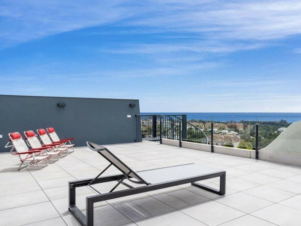 3 makuuhuone Kattohuoneisto vuokrattavana paikassa Estepona mukana uima-altaan 
autotalli - 2 800 € (Ref: 9590585)