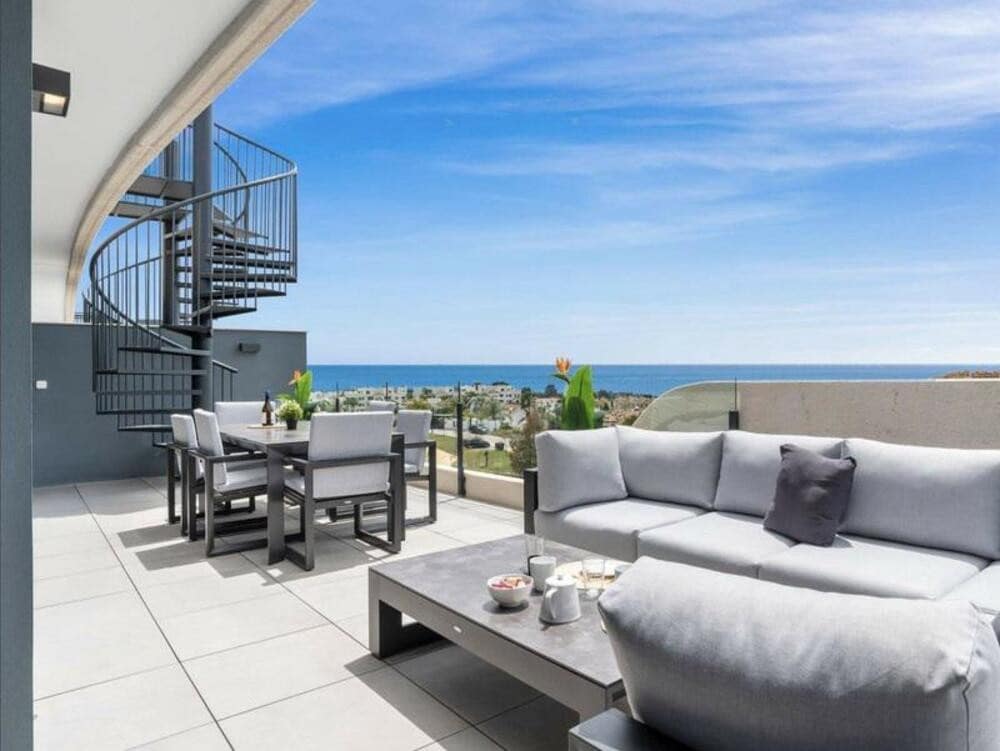 3 makuuhuone Kattohuoneisto vuokrattavana paikassa Estepona mukana uima-altaan 
autotalli - 2 800 € (Ref: 9590585)