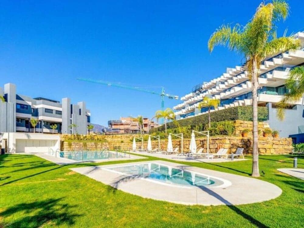3 makuuhuone Kattohuoneisto vuokrattavana paikassa Estepona mukana uima-altaan 
autotalli - 2 800 € (Ref: 9590585)