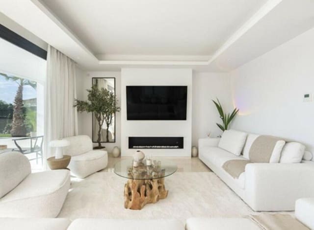 Villa/Maison de 6 chambres à louer à El Paraiso, Estepona avec piscine garage - 14 850 € (Ref: 9590587)