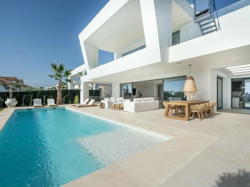 Villa/Maison de 6 chambres à louer à El Paraiso avec piscine garage - 14 850 € (Ref: 9590587)