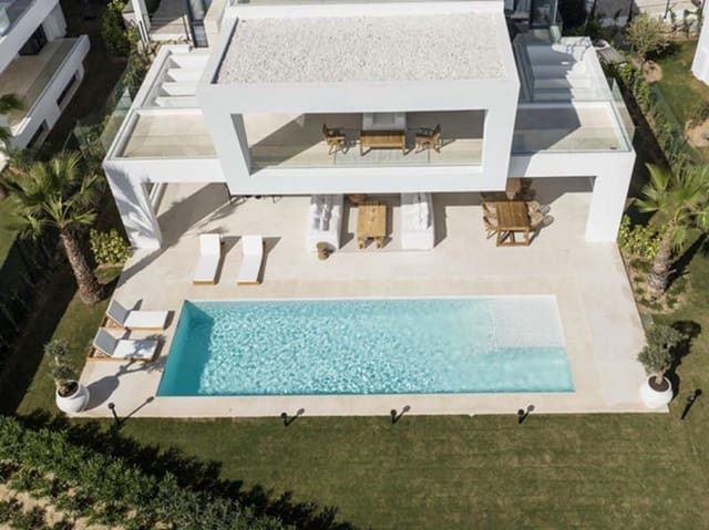 Villa/Maison de 6 chambres à louer à El Paraiso, Estepona avec piscine garage - 14 850 € (Ref: 9590587)